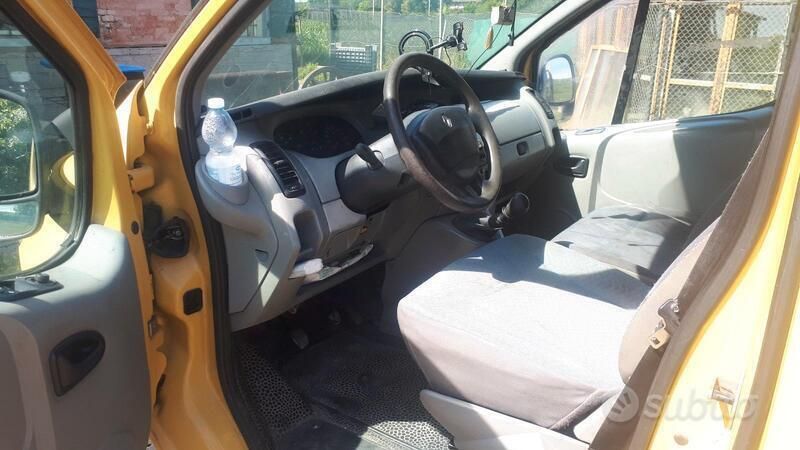 Giallo Usata 2003 Renault Trafic Furgone | 4500 € (Ottimo prezzo) - Immagine 1/4