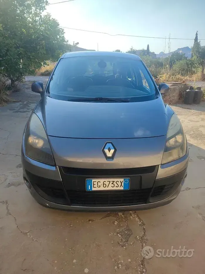 Usata Renault Scénic 110 CV (80 kW) 2011 Grigio Monovolume