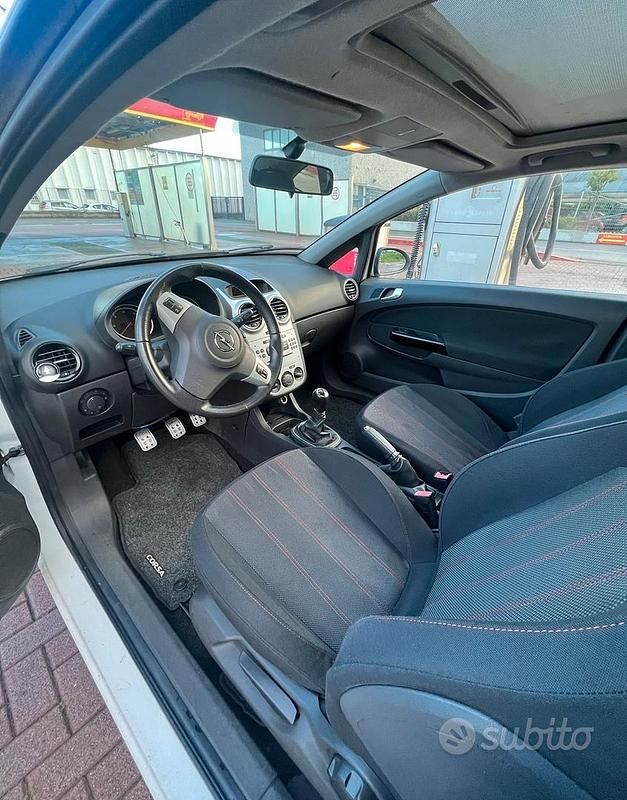 Usata Opel Corsa 90 CV (66 kW) 2009 Bianco Berlina