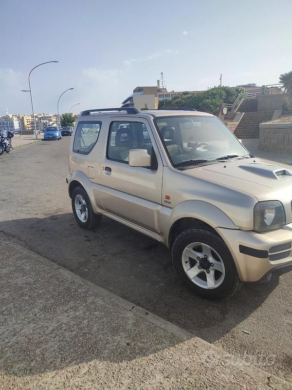 Usata Suzuki Jimny 86 CV (63 kW) 2005 Grigio SUV