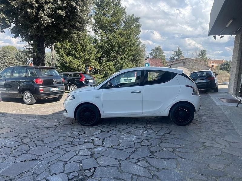 Usata Lancia Ypsilon Gold 69 CV (50 kW) 2022 Other Utilitaria