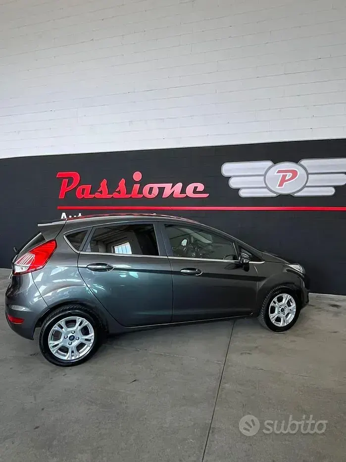 Usata Ford Fiesta 95 CV (69 kW) 2016 Grigio Utilitaria