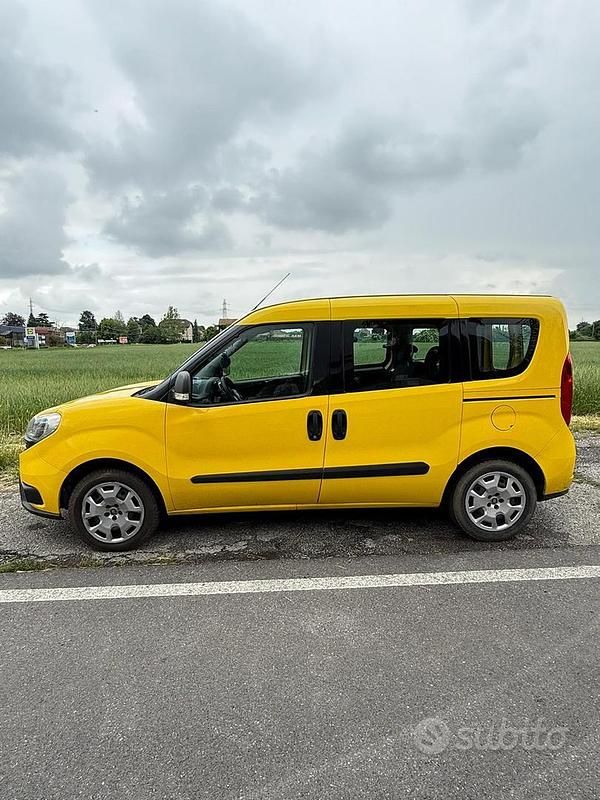 Usata Fiat Doblò 120 CV (88 kW) 2017 Giallo Monovolume