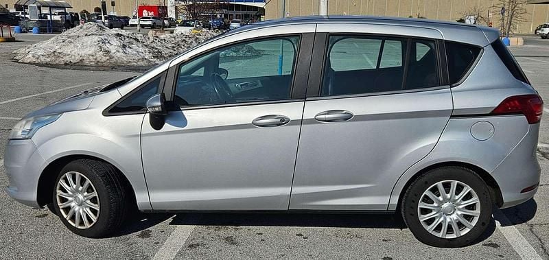 Usado Ford B-MAX Individual 95 CV (69 kW) 2016 Plateado Monovolumen