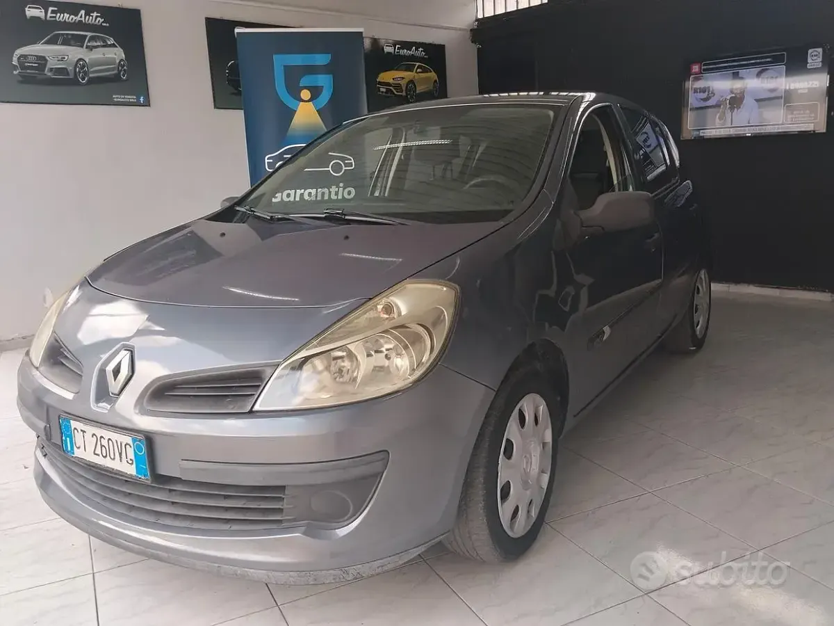Usata Renault Clio II 85 CV (62 kW) 2005 Grigio Berlina