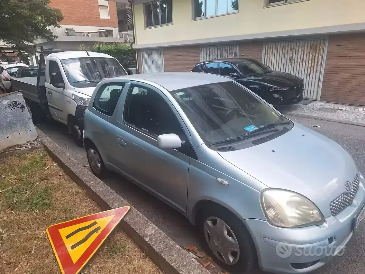 Usata Toyota Yaris 65 CV (47 kW) 2004 Bluazzurro Utilitaria