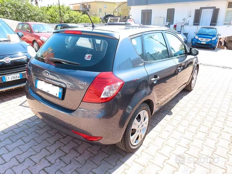Begagnad Kia Ceed 90 HK (66 kW) 2010 Grå Halvkombi