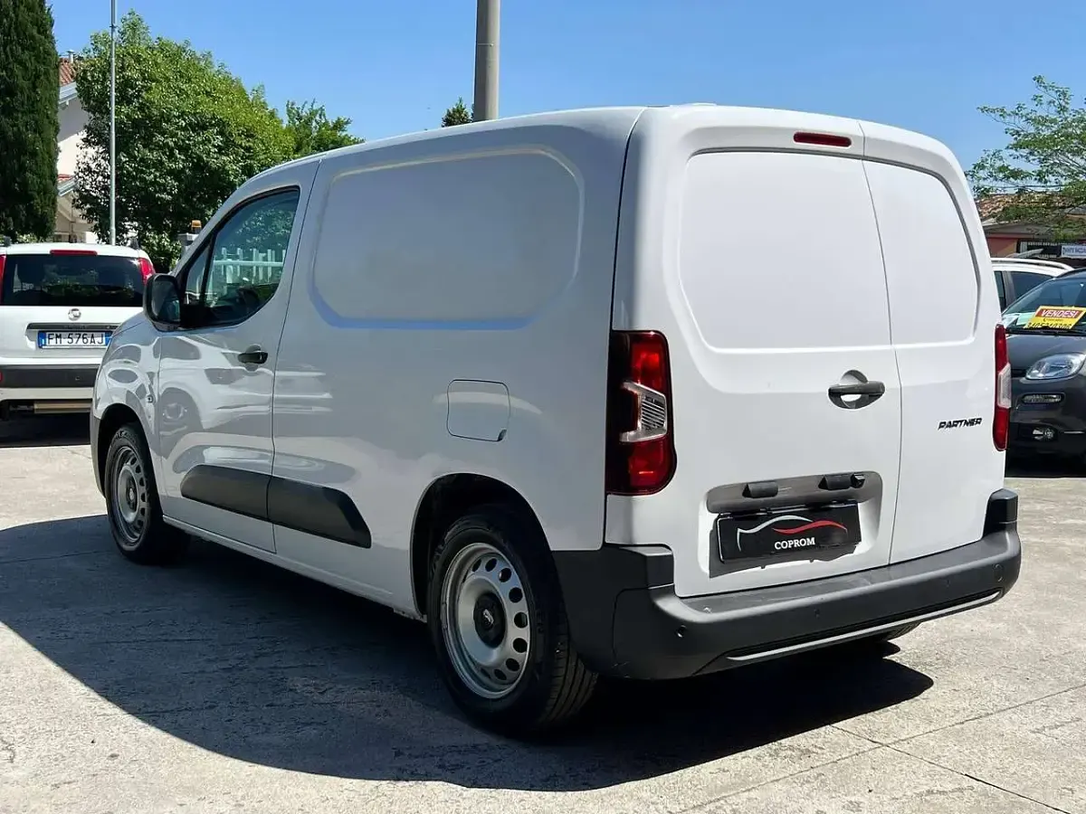Käytetty Peugeot Partner 131 HP (96 kW) 2025 Valkoinen Tila-auto