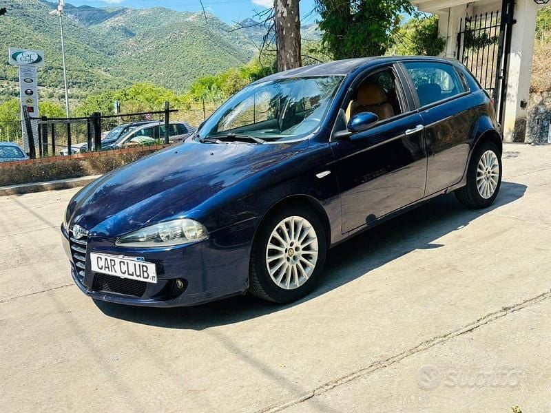 Usata Alfa Romeo 147 Distinctive 120 CV (88 kW) 2006 Blu Utilitaria