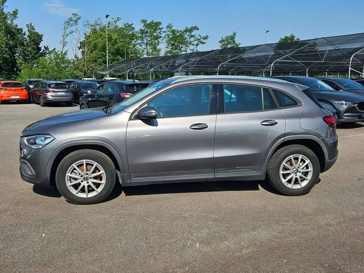 Usata Mercedes GLA200 Business 150 CV (110 kW) 2021 Argento SUV
