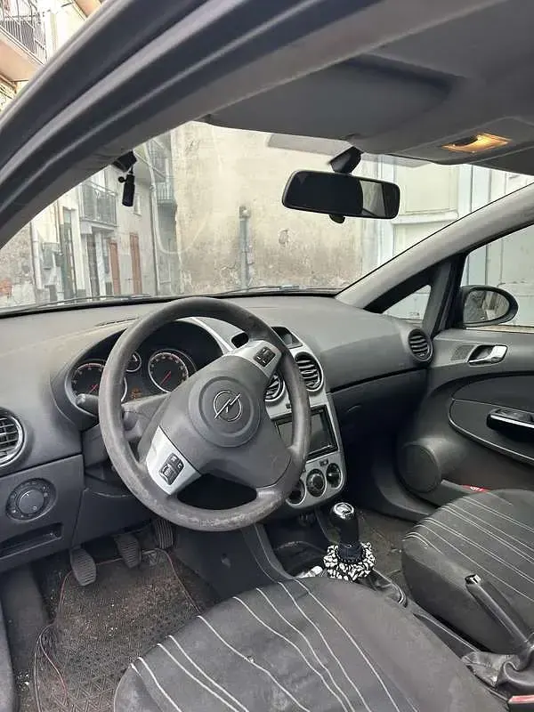 Usata Opel Corsa Swing 65 CV (47 kW) 2009 Utilitaria