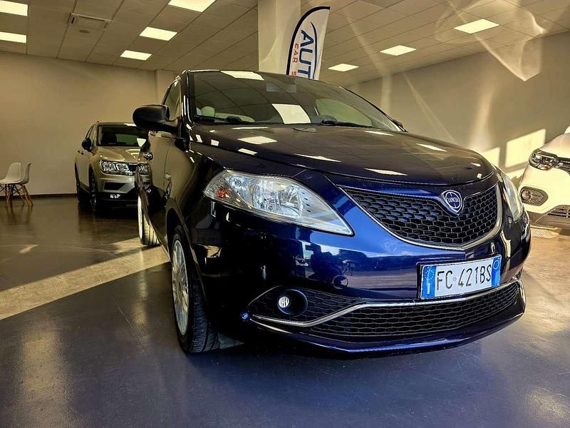 Blu/azzurro Usata 2016 Lancia Ypsilon Silver Due volumi | 7900 € (Ottimo prezzo) - Immagine 1/4