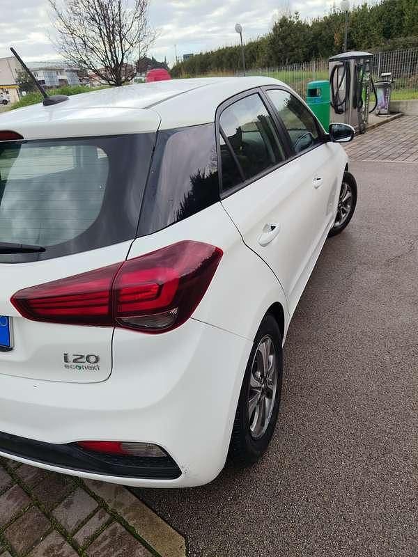 Usata Hyundai i20 73 CV (53 kW) 2019 Bianco Utilitaria