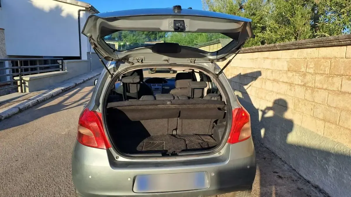 Usata Toyota Yaris 65 CV (47 kW) 2007 Grigio Utilitaria