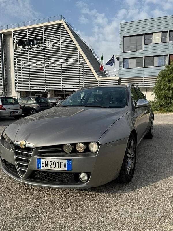 Marrone Usata 2010 Alfa Romeo 159 Station wagon | 1400 € - Immagine 1/4