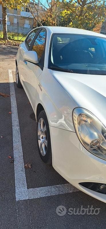 Occasion Alfa Romeo Giulietta Distinctive 120 ch (88 kW) 2013 Blanc Berline