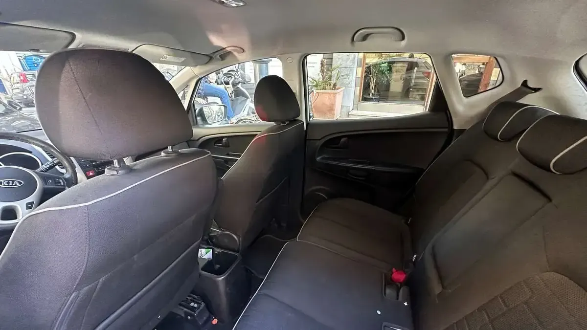 Usado Kia Venga EX 90 CV (66 kW) 2010 Plateado Utilitario