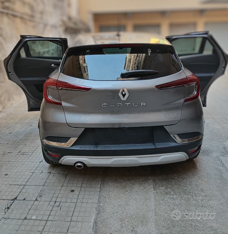 Usata Renault Captur Zen 101 CV (74 kW) 2021 Grigio SUV