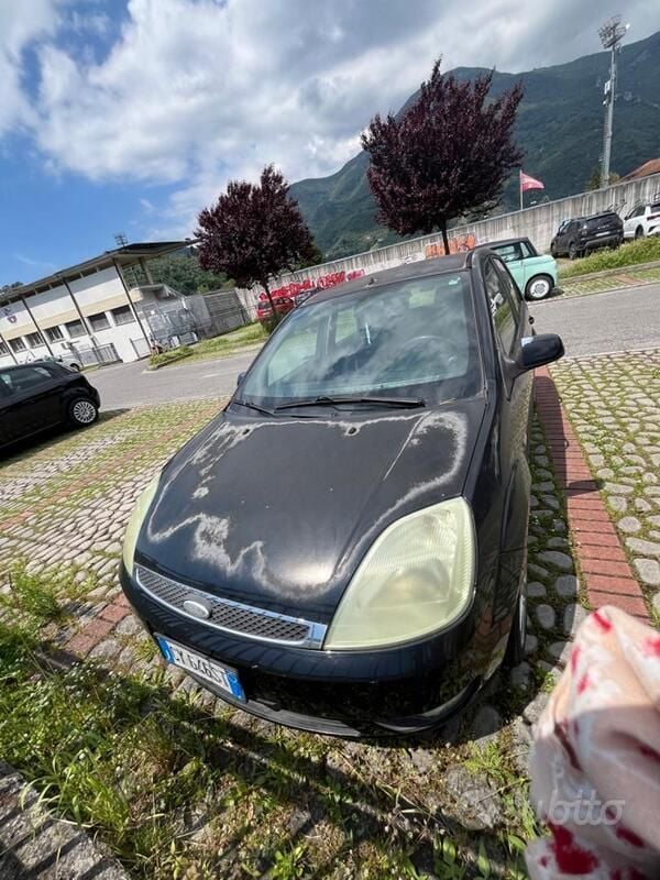Usata Ford Fiesta 68 CV (50 kW) 2005 Nero Utilitaria