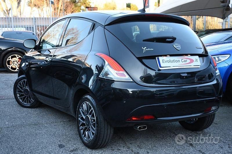 Usata Lancia Ypsilon Gold 69 CV (50 kW) 2023 Nero metallizzato Utilitaria
