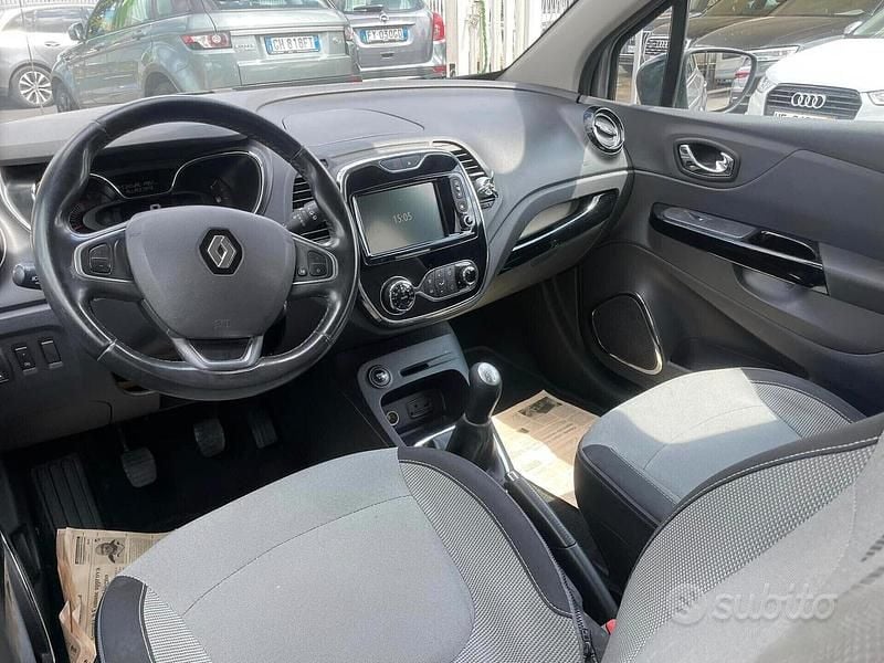 Usata Renault Captur 89 CV (65 kW) 2017 Grigio SUV