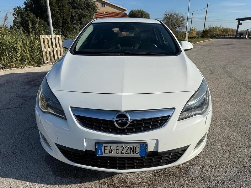 Usata Opel Astra Cosmo 125 CV (91 kW) 2010 Bianco Berlina