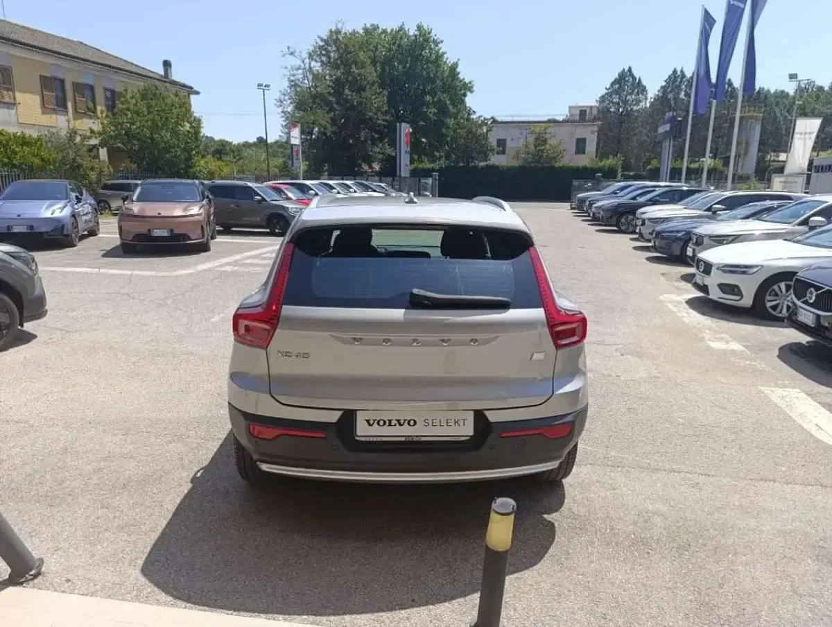 Usata Volvo XC40 Core 211 CV (155 kW) 2023 Grigio chiaro SUV