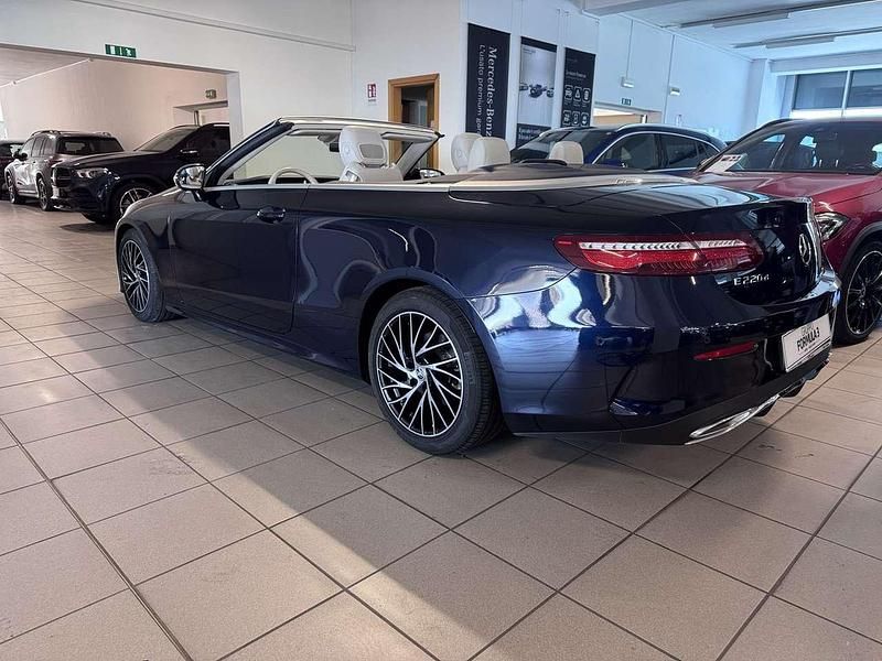 Usata Mercedes E220 Premium Plus 194 CV (142 kW) 2018 Blu/azzurro Cabrio