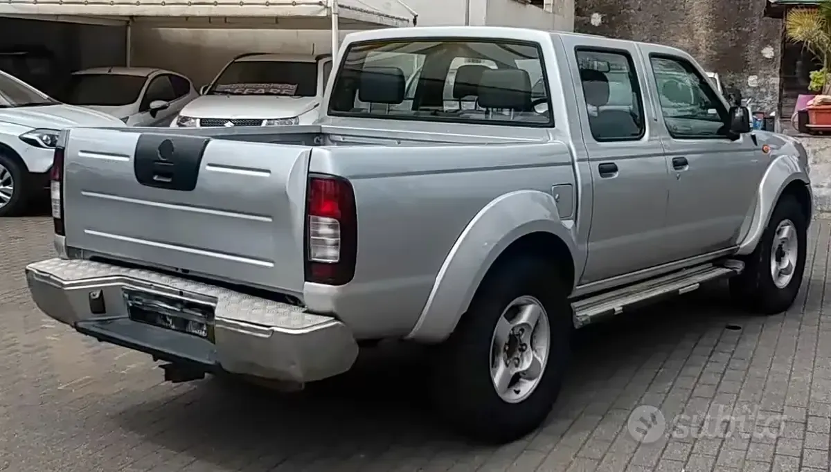 Usata Nissan Navara 133 CV (97 kW) 2002 Grigio Pick-up