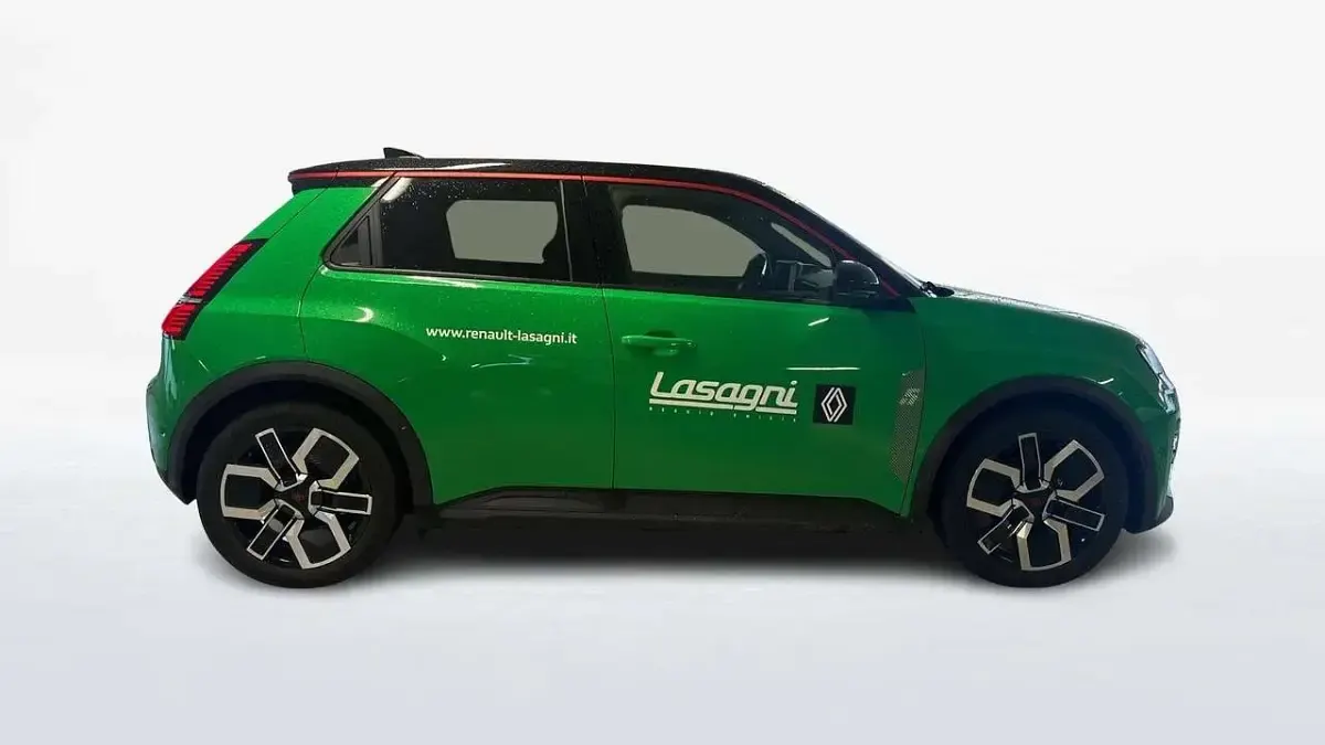 Usata Renault 5 E-Tech Komfort 77 kW (106 CV) 2025 Verde Berlina