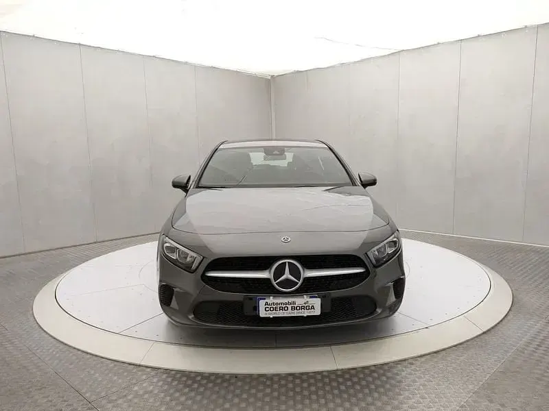 Usata Mercedes A180 Business 116 CV (85 kW) 2018 Grigio scuro Utilitaria