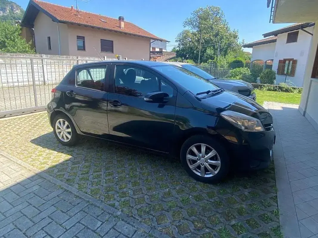 Usata Toyota Yaris Active 69 CV (50 kW) 2012 Nero Utilitaria
