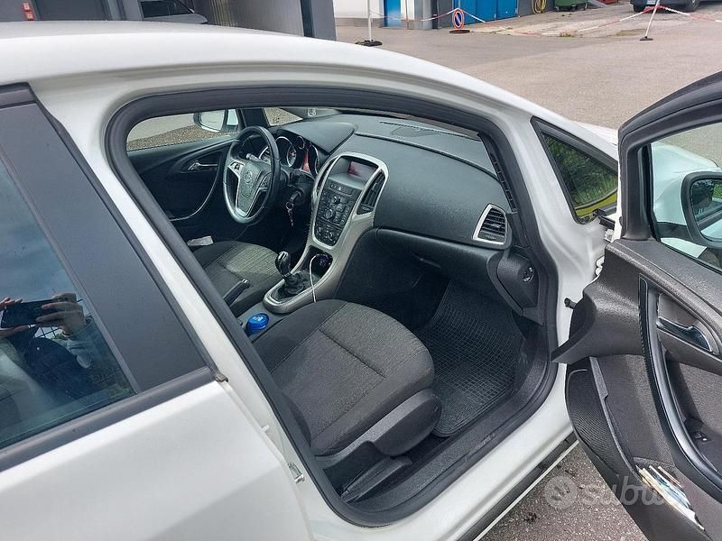 Usata Opel Astra 60 CV (44 kW) 2012 Bianco Berlina
