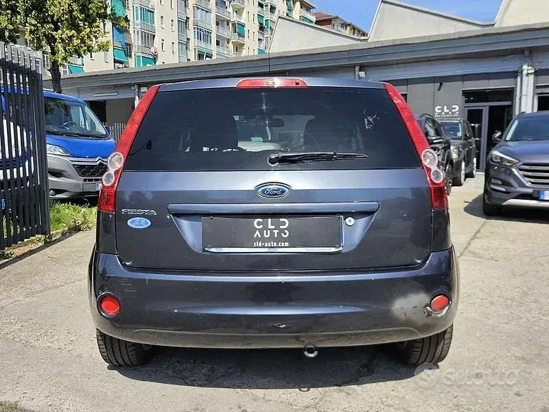 Usata Ford Fiesta Ghia 80 CV (58 kW) 2006 Grigio Utilitaria