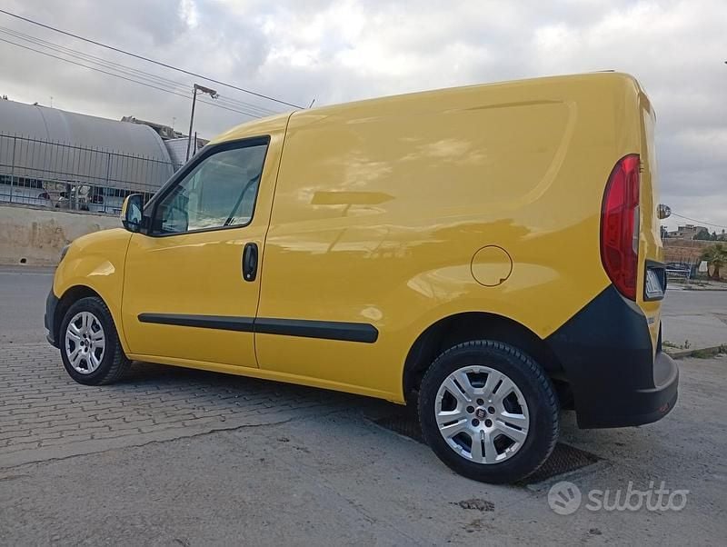 Usata Fiat Doblò 95 CV (69 kW) 2018 Giallo Monovolume