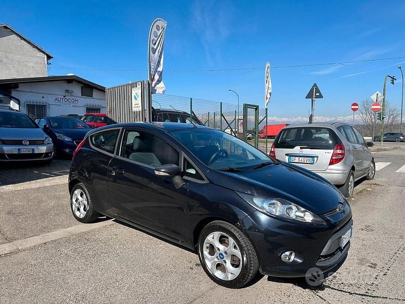 Usata Ford Fiesta Titanium 97 CV (71 kW) 2012 Nero Utilitaria