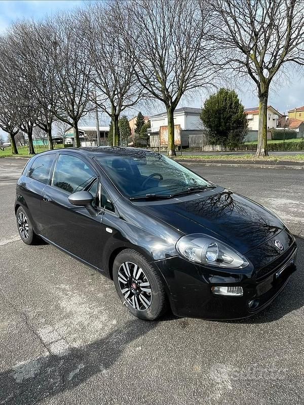 Usata Fiat Punto Young 77 CV (56 kW) 2014 Nero Utilitaria