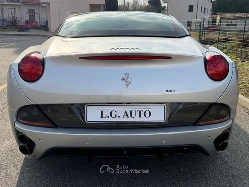 Usata Ferrari California 481 CV (353 kW) 2011 Argento Cabrio