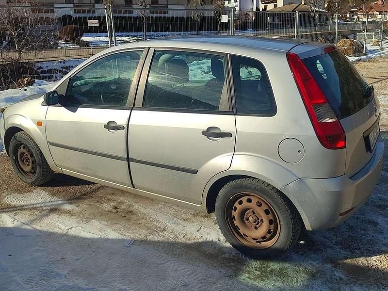 Usata Ford Fiesta Ghia 75 CV (55 kW) 2005 Argento Berlina