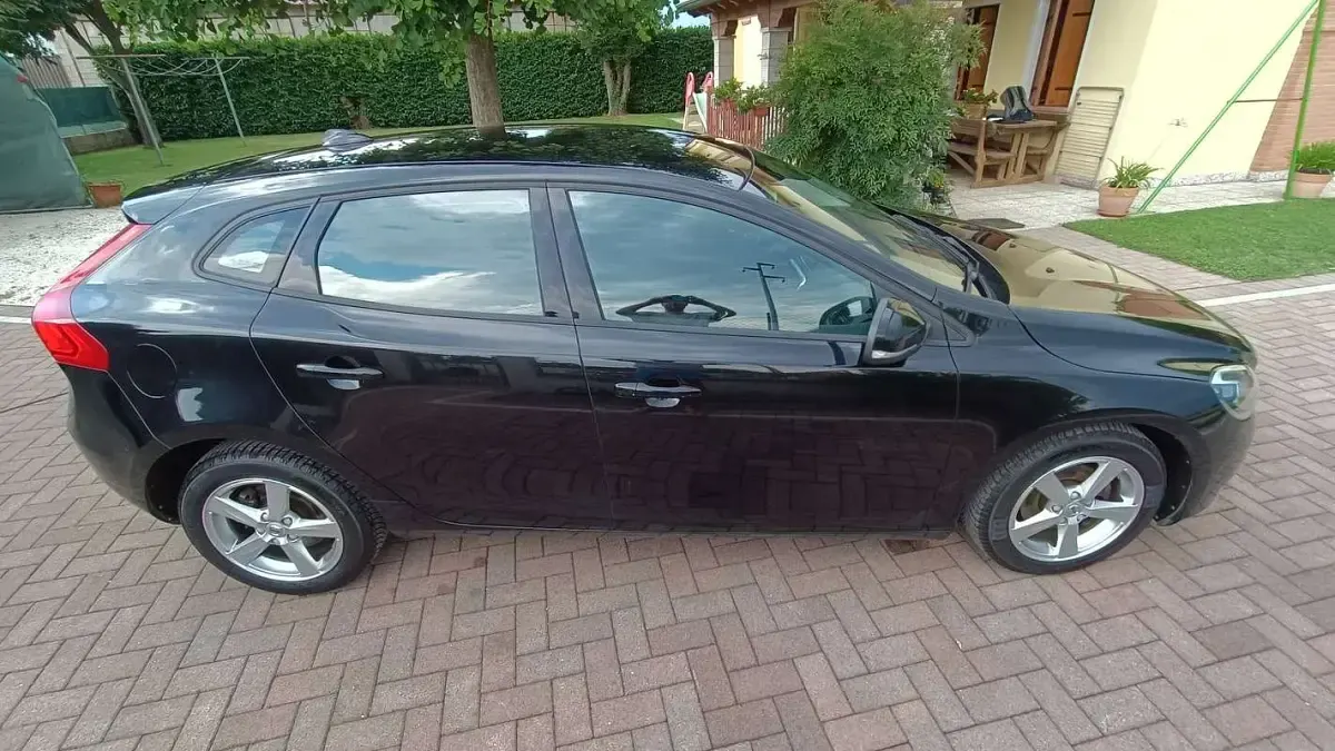 Usata Volvo V40 Business Edition 120 CV (88 kW) 2017 Nero Berlina