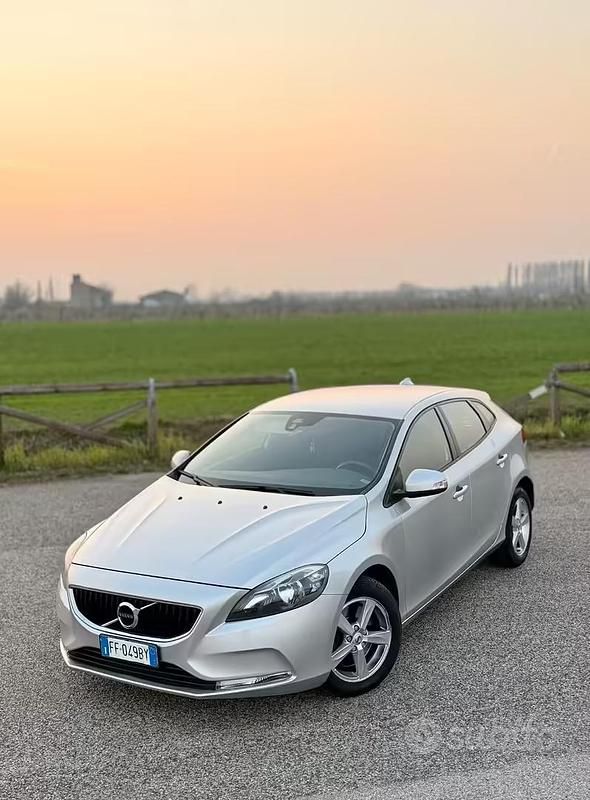 Usata Volvo V40 Kinetic 120 CV (88 kW) 2016 Grigio Berlina