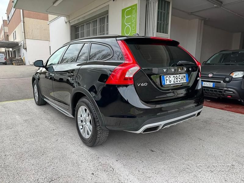 Usata Volvo V60 CC Business Edition 150 CV (110 kW) 2017 Nero Station wagon