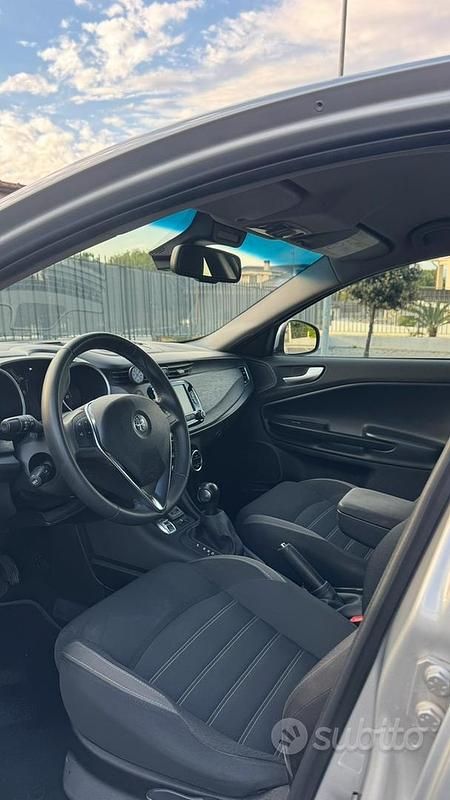 Second-hand Alfa Romeo Giulietta Business 120 CP (88 kW) 2020 Gri Hatchback