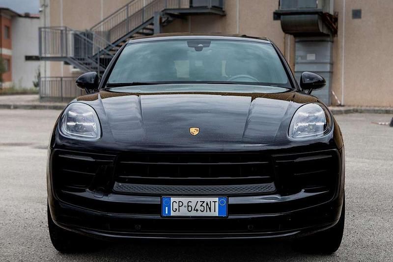Usata 2023 Porsche Macan SUV | 69.500 € (Cara) - Immagine 1/4