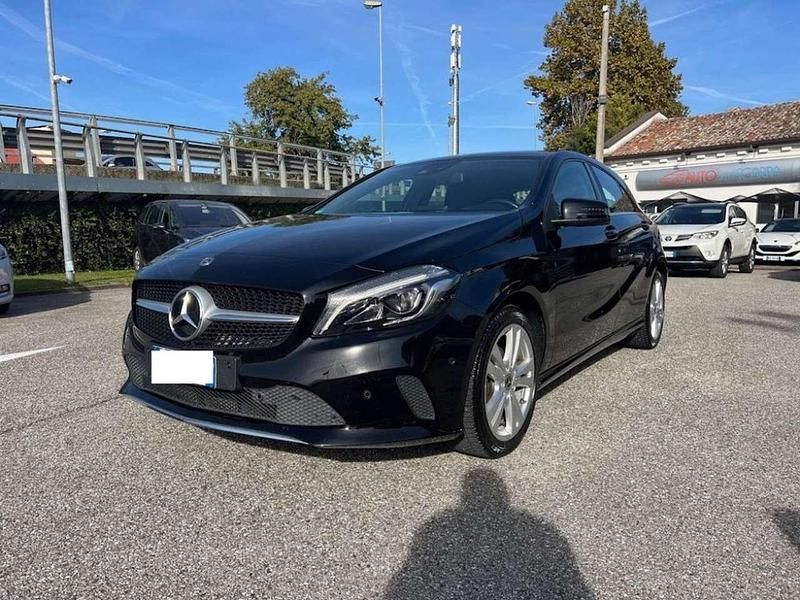 Usata Mercedes A180 109 CV (80 kW) 2017 Nero metallizzato Berlina