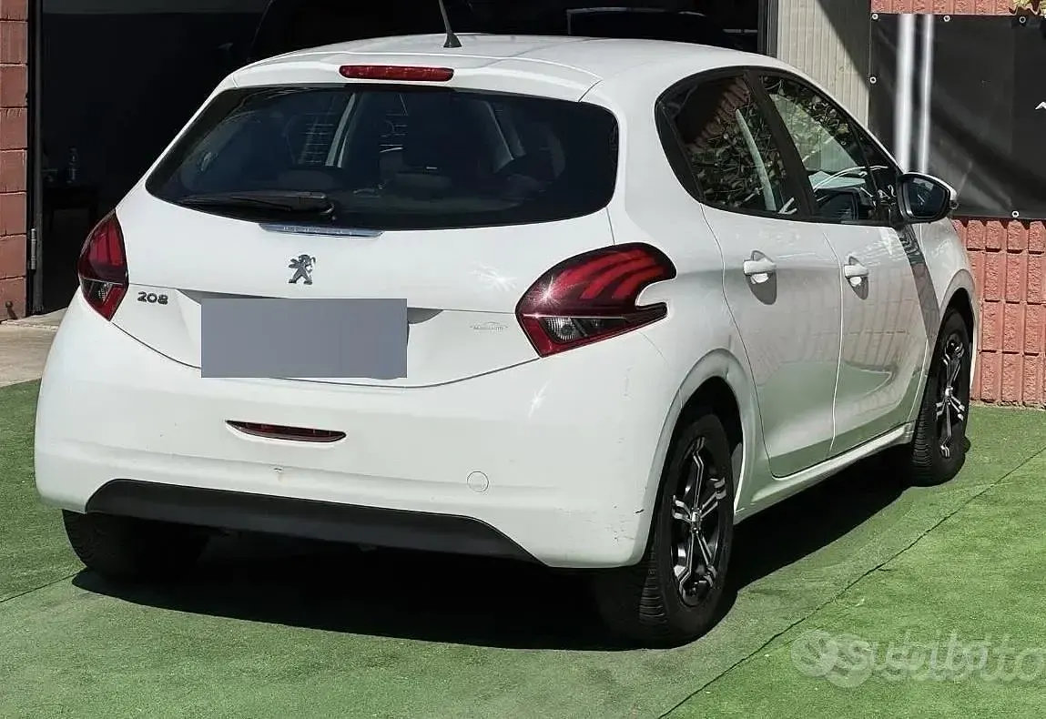 Usata Peugeot 208 68 CV (50 kW) 2015 Bianco Utilitaria
