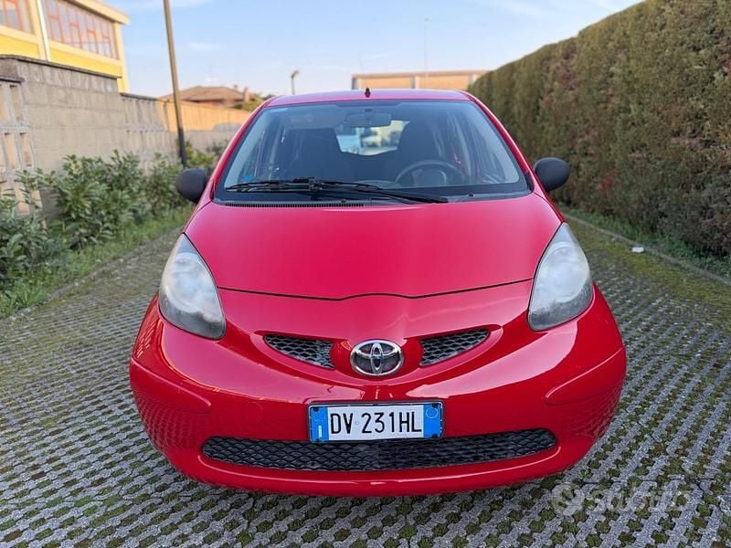 Usata Toyota Aygo 67 CV (49 kW) 2008 Rosso Utilitaria