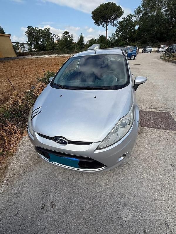 Usata Ford Fiesta 95 CV (69 kW) 2010 Grigio Utilitaria