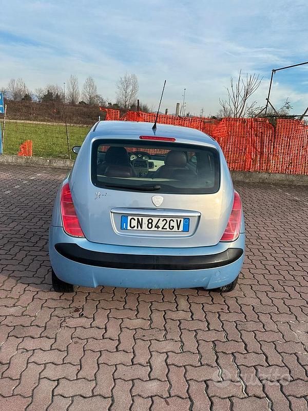 Usata Lancia Ypsilon 60 CV (44 kW) 2004 Blu Utilitaria
