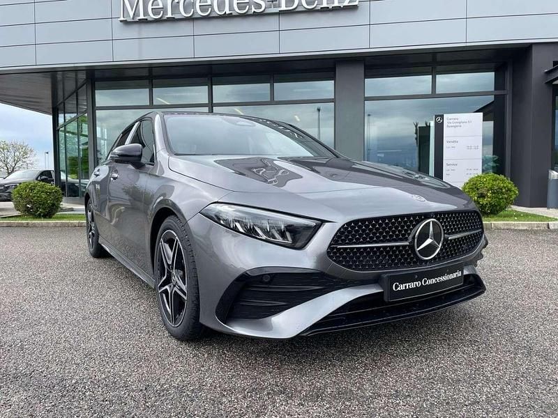 Grigio montagna Nuova 2026 Mercedes A180 Berlina | 36.581 € (Ottimo prezzo) - Immagine 1/4